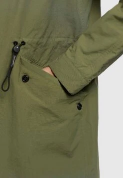 Khujo Marnia - Regenjas - Olivgrün -Korting Dameskleding 4e3dbc60eec949a29c27a5518a2dbfac