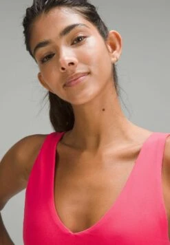 Lululemon Align™ V-Neck A/B - Sport-Bh Met Medium Support - Lip Gloss 8 Lululemon Align™ V-Neck A/B - Sport-Bh Met Medium Support - Lip Gloss -Korting Dameskleding 6514460c34c24f978f8ec5b00e4e1adc