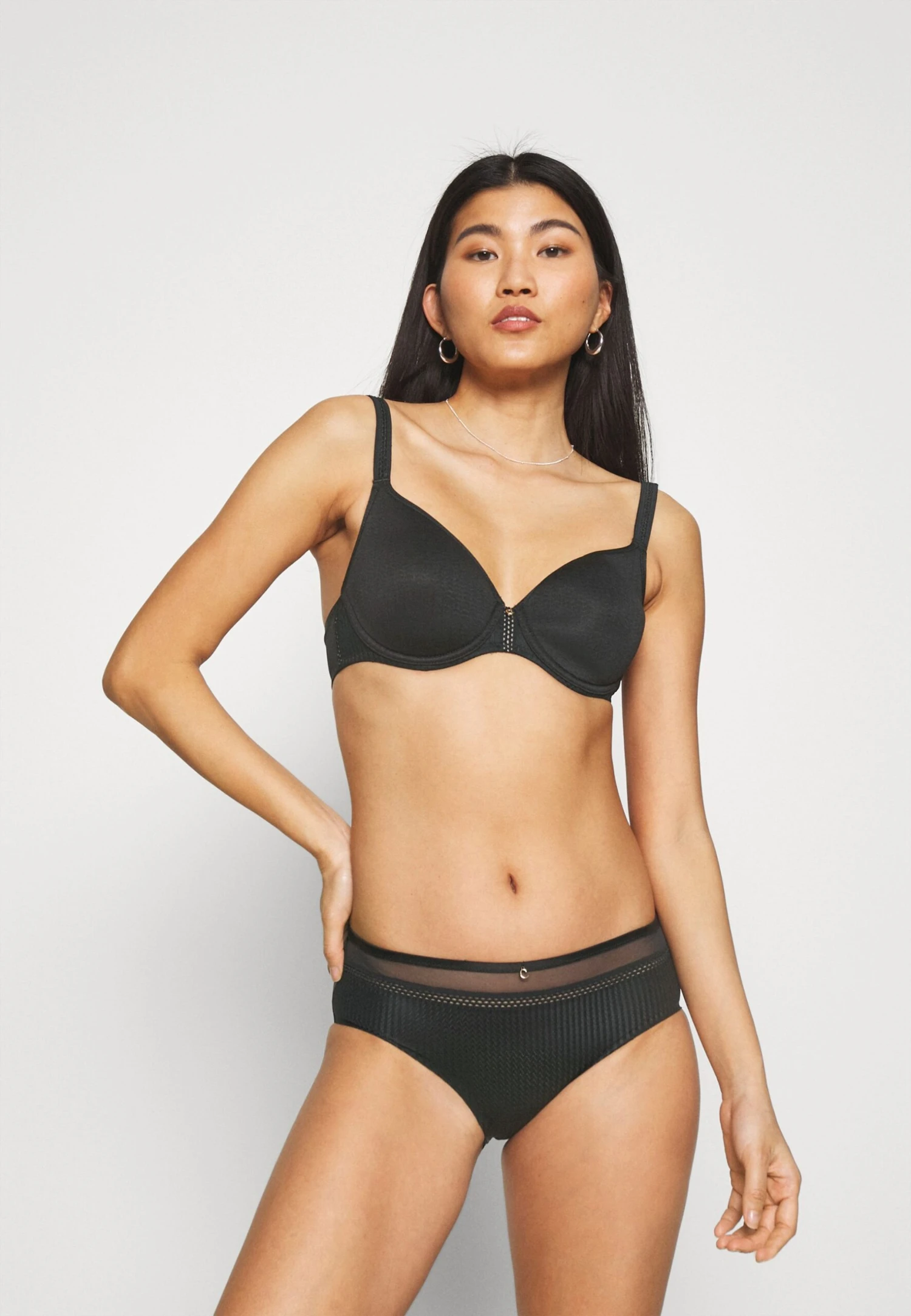 Chantelle Chic Essential Spacer - Beugel Bh - Schwarz 2 Chantelle Chic Essential Spacer - Beugel Bh - Schwarz - Afbeelding 2