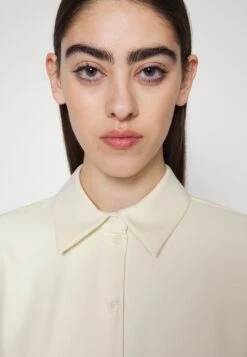 DRYKORN Cloelia - Blouse -Off White 9 DRYKORN Cloelia - Blouse -Off White -Korting Dameskleding bebbb1b52b314209b3098035ea56568d