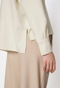 DRYKORN Cloelia - Blouse -Off White 11 DRYKORN Cloelia - Blouse -Off White -Korting Dameskleding c4bc0ca4918e496bb3b6ecbcc1751693