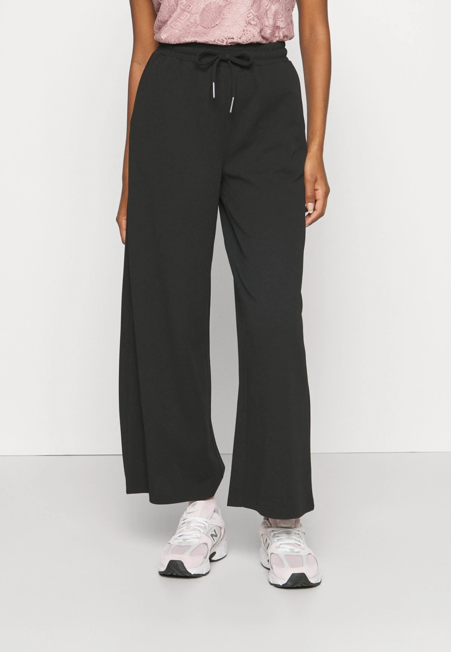 Noisy May Petite Nmjasa Wide Pant- Broek - Black 1 Noisy May Petite Nmjasa Wide Pant- Broek - Black