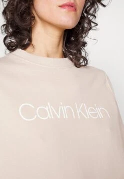Calvin Klein Core Logo - Sweater - White Clay 9 Calvin Klein Core Logo - Sweater - White Clay -Korting Dameskleding e2fb8b80416444bc975899181f11277c