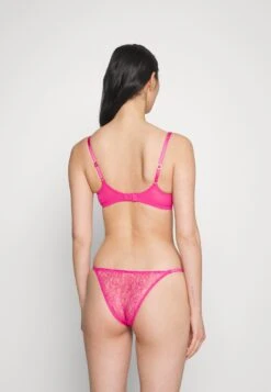 AGENT PROVOCATEUR Lorna Bra - Beugel Bh - Fuchsia 7 AGENT PROVOCATEUR Lorna Bra - Beugel Bh - Fuchsia -Korting Dameskleding fd8c5d12d6dd4c64ae71ec0375460dbf